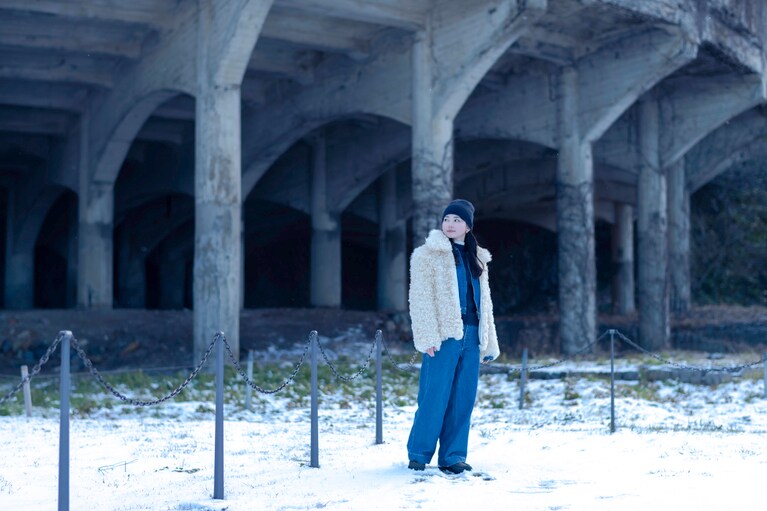 俳優・山田杏奈さんといく、世界遺産の島・佐渡島。雪景色の北沢浮遊選鉱場は神秘的な風景【通いたくなる島、佐渡】