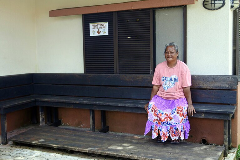 チャモロ・ビレッジ内で見かけた女性。「写真いい？」にニッコリ。