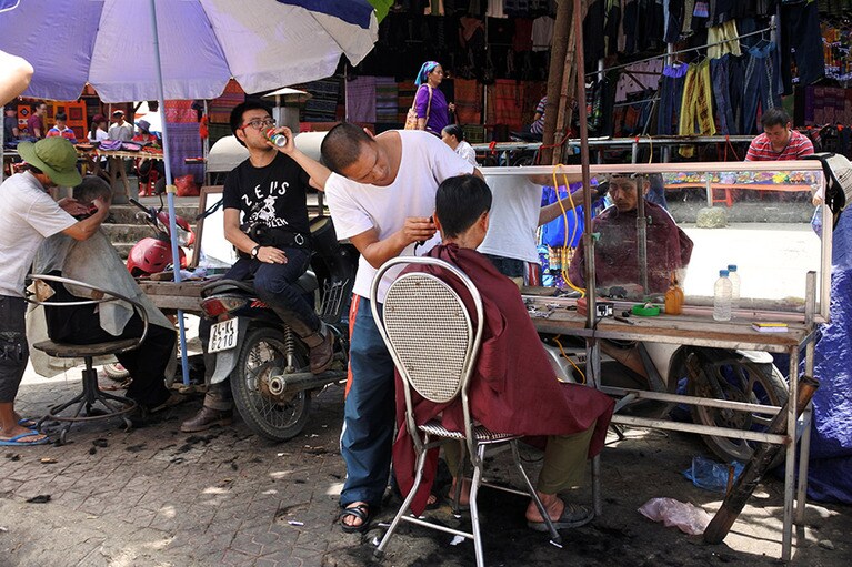 青空床屋も登場。すっきりさっぱり散髪してから、村へ帰るのだろう。