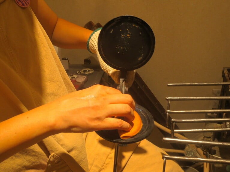 焼き上がりを手で半分に折る。