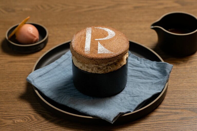 「パリ左岸のスフレ」(コーヒー・紅茶付き)は通年で提供。3,000円。