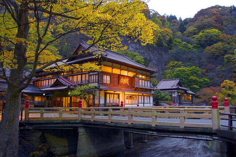 湯川の畔に立つ建築は、国の登録有形文化財第1号。