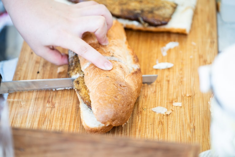 「風早橋ガーデングリルカフェ」の名物サバサンド600円。