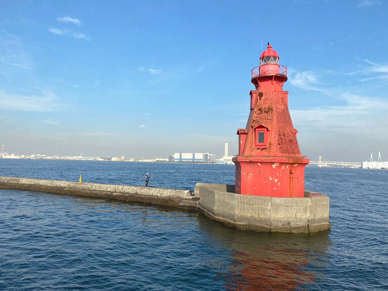 今もまだ現役の灯台「赤灯台」。近くで見ると出窓があり、屋根の上で鳥が羽を休めていました。