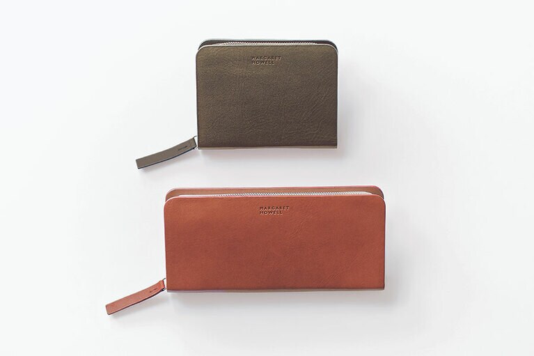 端正なフォルムの レザーウォレット。上から：21,000円、25,000円／マーガレット・ハウエル