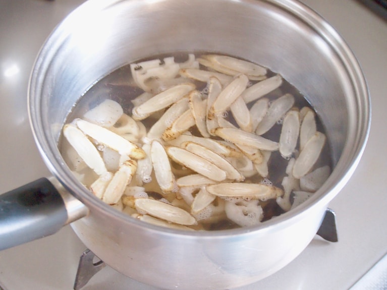 手鍋に（1）の食材を全て入れ、だし汁と共に煮る。