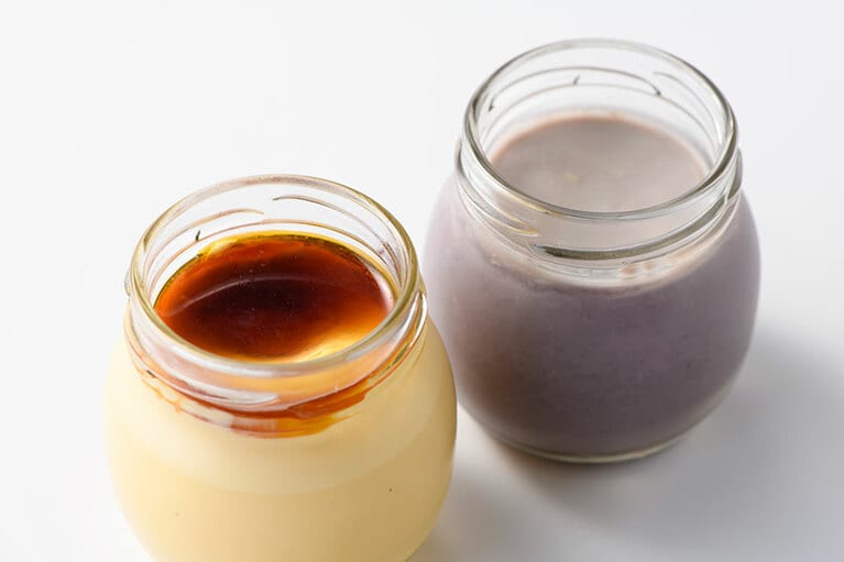 【沖縄】石垣島プリン本舗の「石垣島の島プリン」左から：濃厚、紅いも。