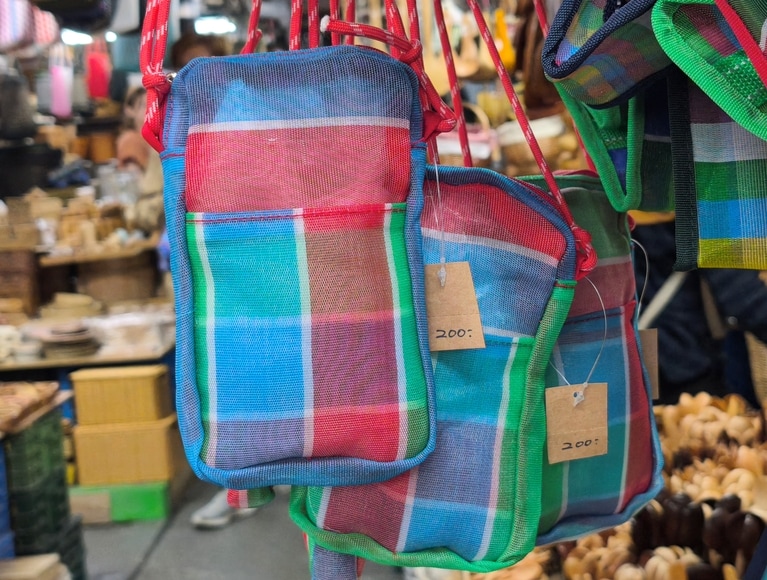 機能性にも優れた男女兼用のスマホショルダー。