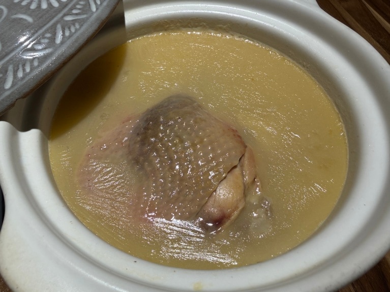 じっくり煮込まれた濃厚な味わいがクセになる「雞窩餐廳」の鶏スープ。美肌効果が期待できるコラーゲンもたっぷり。