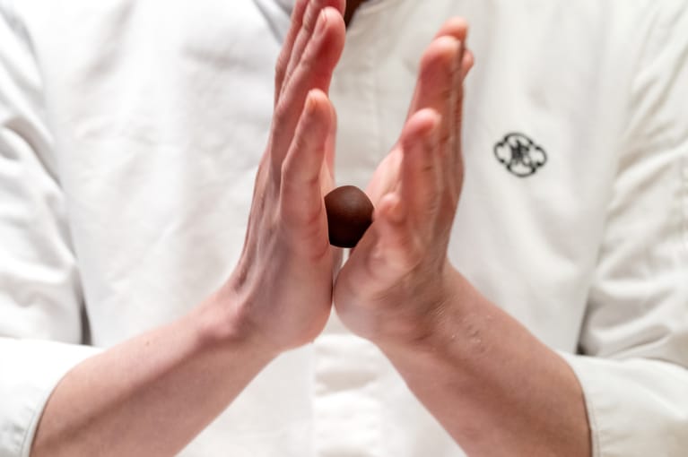 きんとんの芯となる餡を丸める。