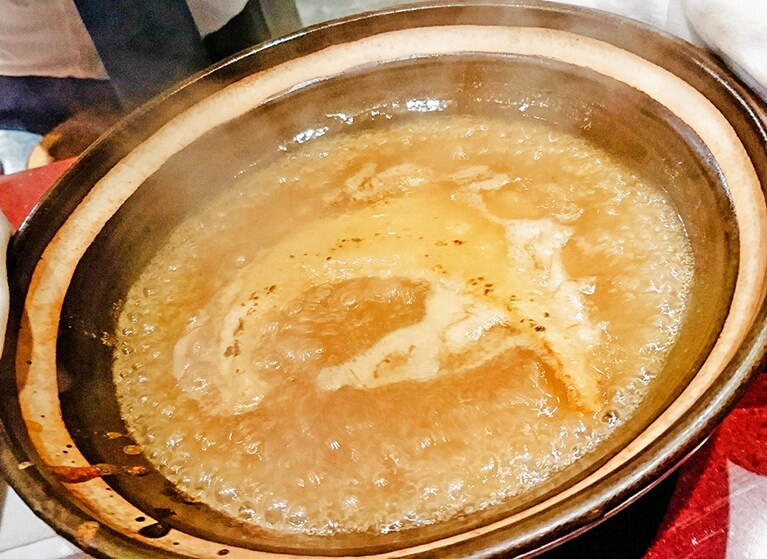 土鍋に移したものをアツアツの状態でサーブ。ハフハフ。夢中で食べる。