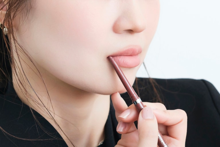 上下の口角をなぞると口角が上がってみえ、フレッシュな印象に。