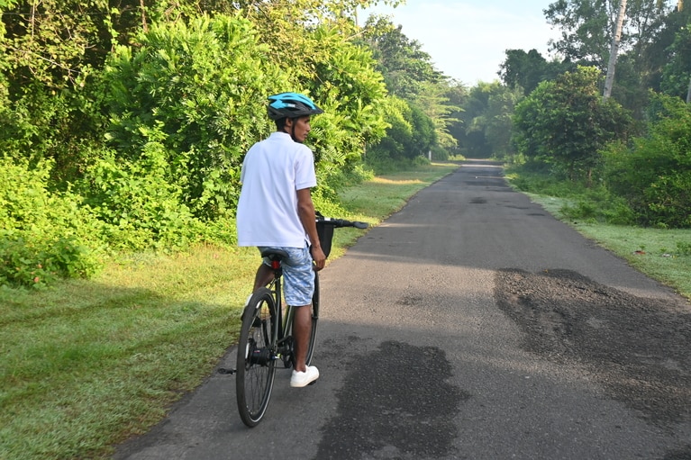 シラ村出身のガイドさんが案内。ホテル名はこのエリア名に由来します。