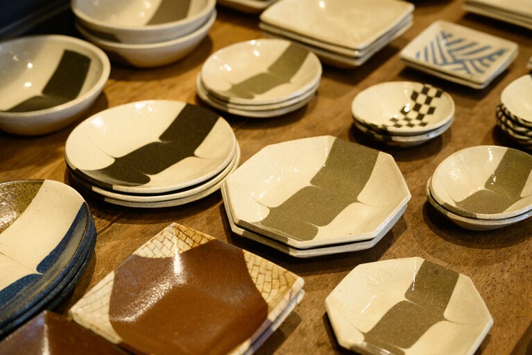 色の異なる粘土を組み合わせて模様を作る「練り込み」技法が特徴。