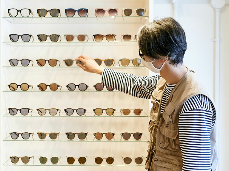 サングラスはフレームデザインだけでなく、レンズカラーも様々。いろいろ試着をして、自分好みのカラーを見つけて。