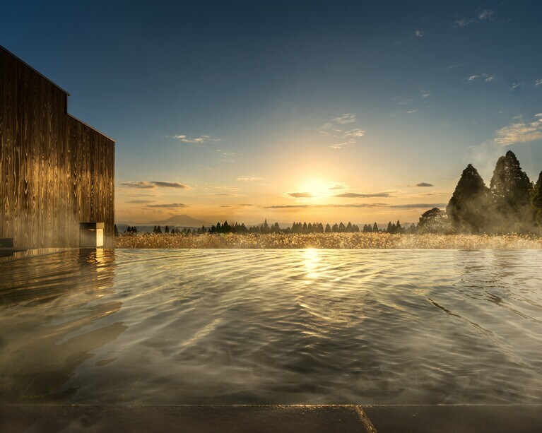 すすき野原の光景が目前に広がる「湯浴み小屋」の露天風呂。湯上がりには透明感のある肌へ導くという硫黄泉の効能を存分に。