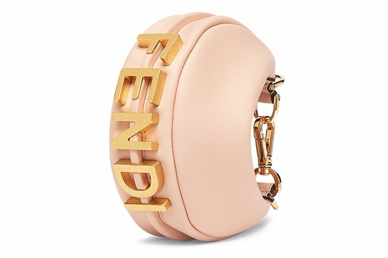 ナノ フェンディグラフィ ピンクレザー チャーム  154,200円。