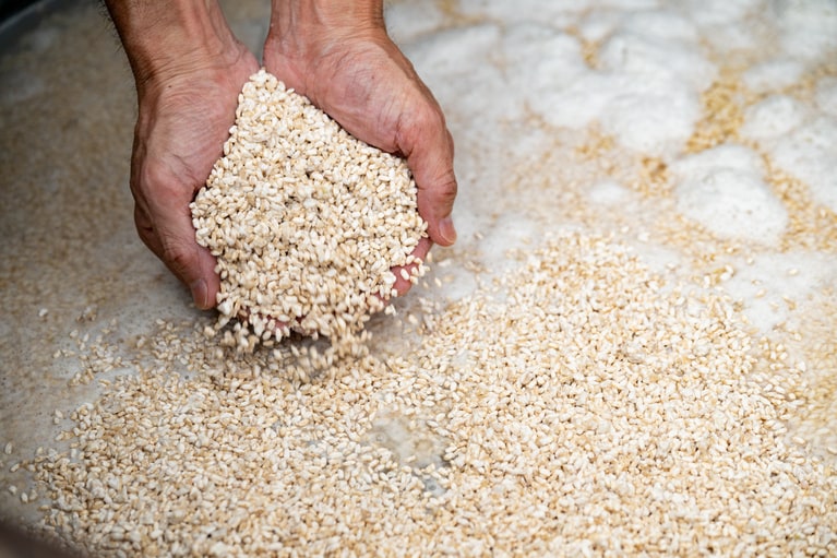 「かすみくろ酢」の仕込みの様子。