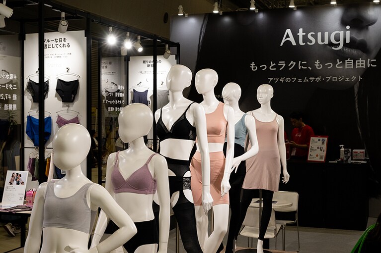 Atsugiのブースでは、ジュニアから更年期世代までの様々なライフステージに合わせたアイテムを紹介。