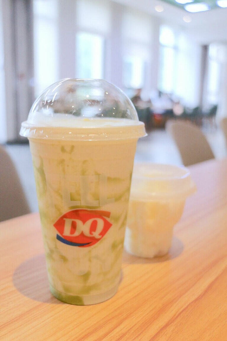 DQの「アボカドヨーグルトシェーク」。33.9元（約690円）。生クリームアイスが別添えで付いてくるスタイル。ヨーグルトの酸味も、アボカドの味も弱く、甘いシェークという印象