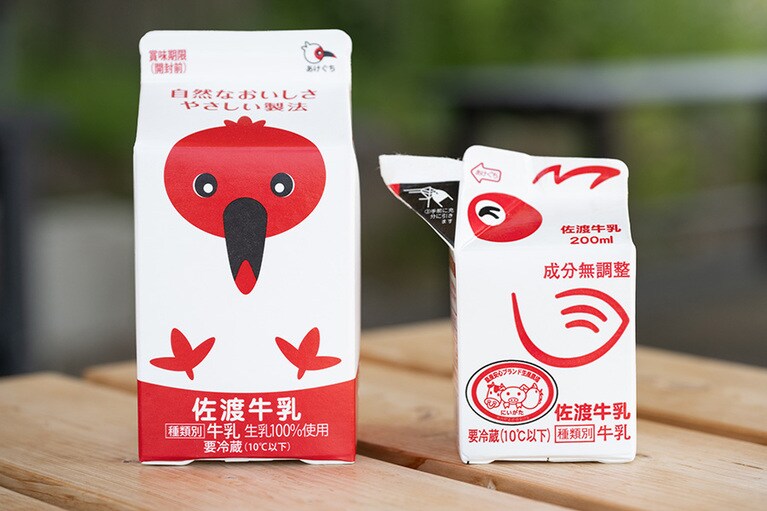 フレッシュでさっぱりとした味わいの「佐渡牛乳」。遊び心満載の「トキパック牛乳」のデザインは、注ぎ口がくちばしになる、かつてのデザインからも継承（写真右）!?