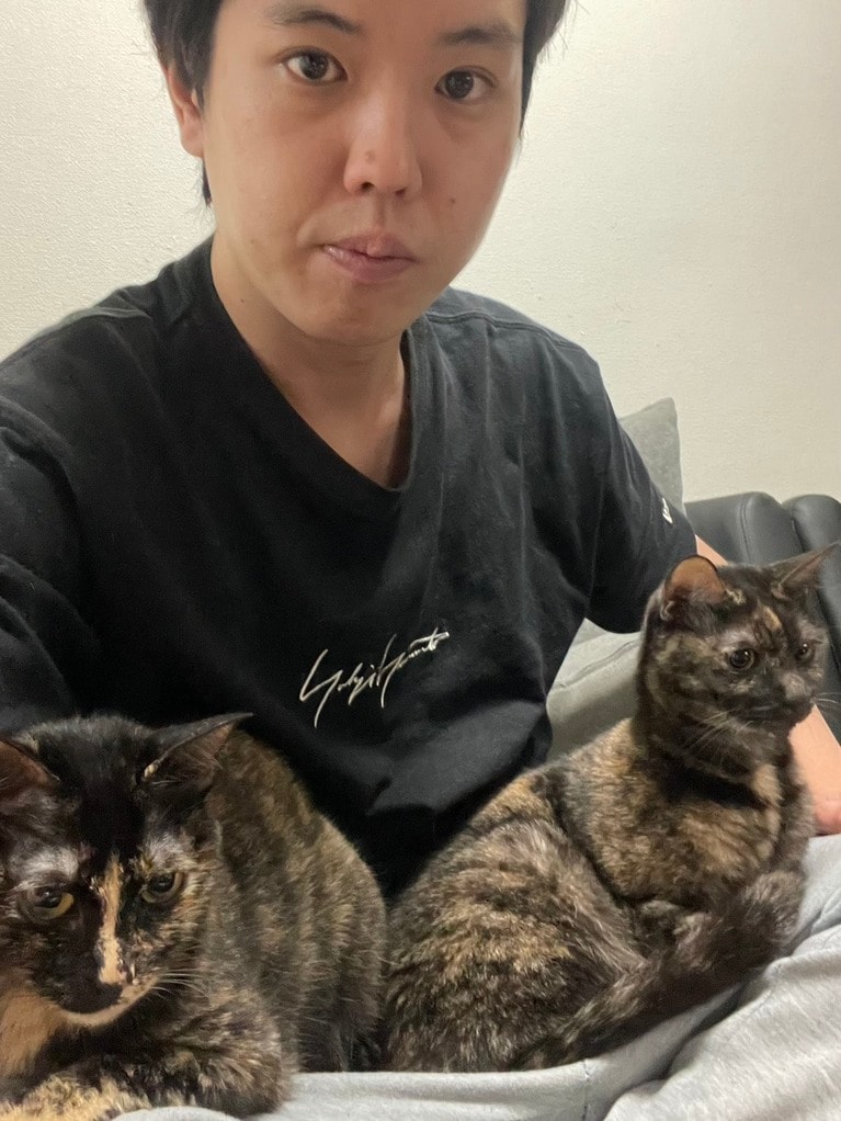 華山・やすいさんと愛猫のテンちゃん、センちゃん。