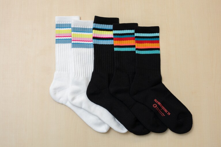 今春の新ラインソックス　2025春の色（左：ホワイト・中央：ブラック）429円と、FUJI ROCK FESTIVAL’24とのコラボソックス（右 ※現在は販売終了）。