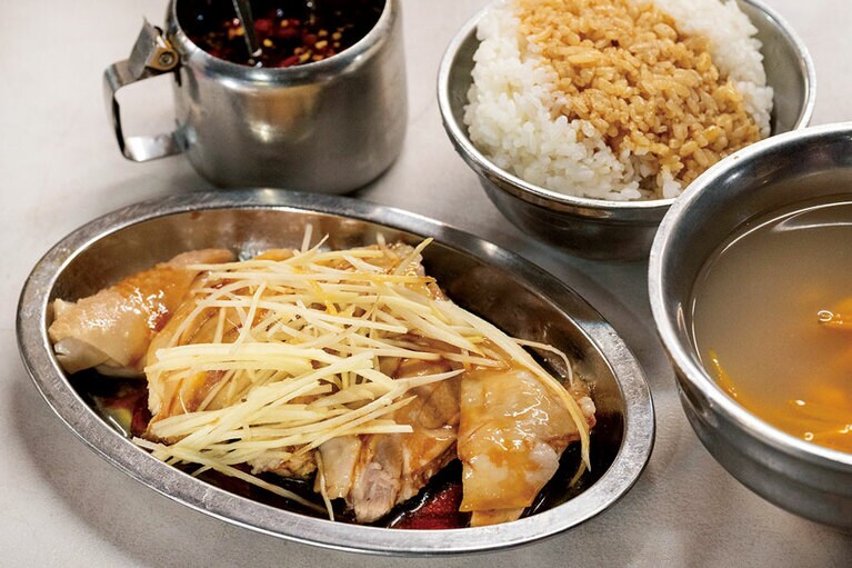 「山内雞肉飯」（ご飯、鶏スープ付き。110元）。