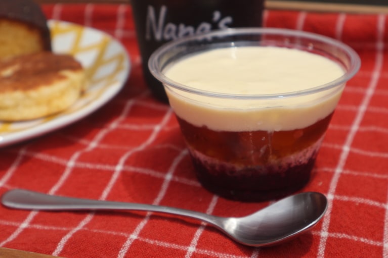 夏限定の涼しげなデザート　トライフル600円。