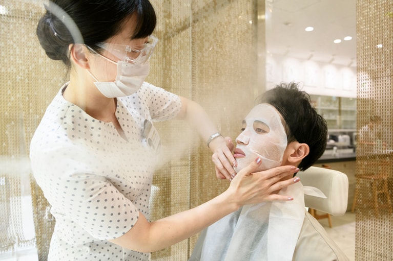 ミストを浴びながら、シートマスク。