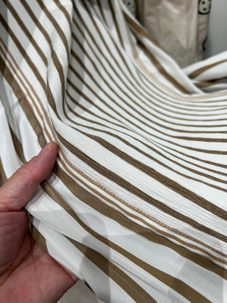 アナトリアの、肌触りのいいコットン生地。ストライプは色も幅も一定ではなく、それが高級感を醸している。