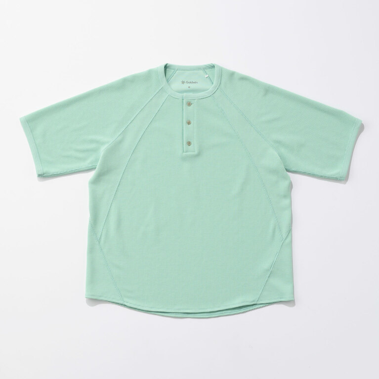 ゴールドウイン “メッシュワッフルアクティノイドヘンリーネックティーシャツ”／17,600円。