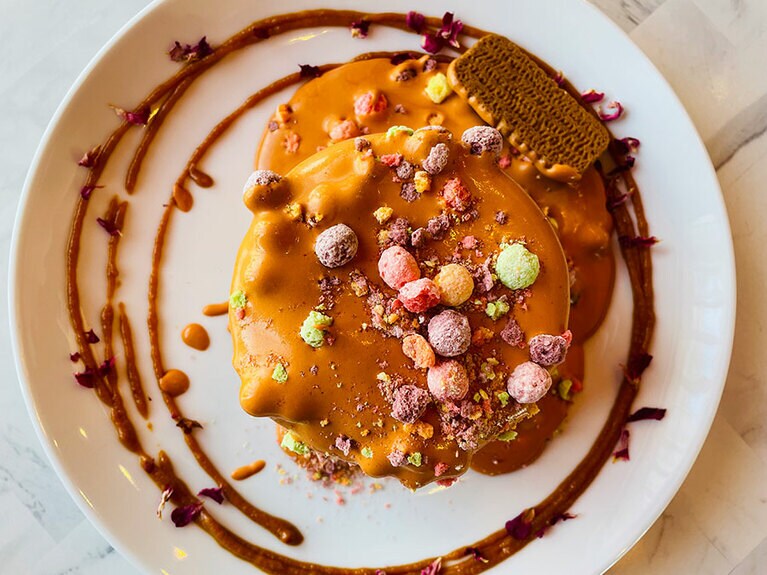 外枠を外した後のとろけたスフレ。マレーシアのスイーツ「モモチャチャ」のような風味で、中にタピオカが入っています。スフレの柔らかさはまさに最高レベル。