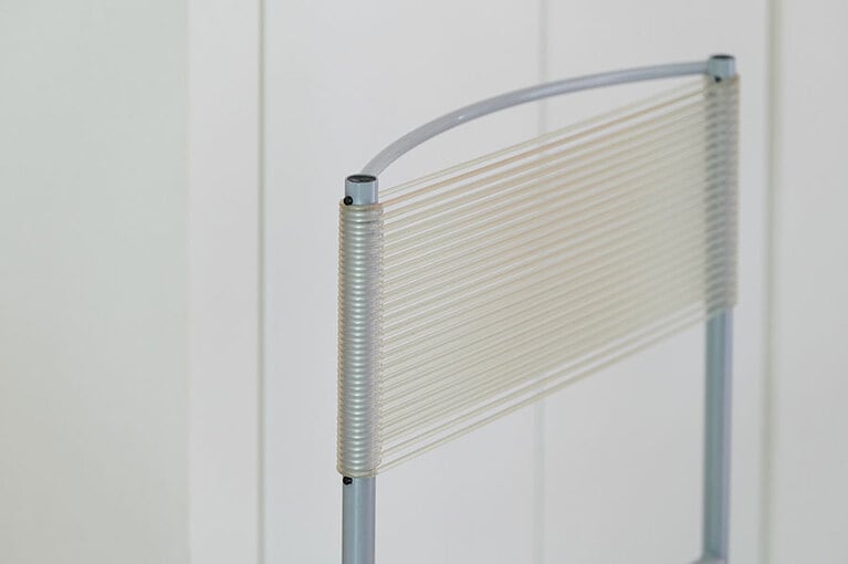 空間を邪魔しないPVCコードの抜け感。