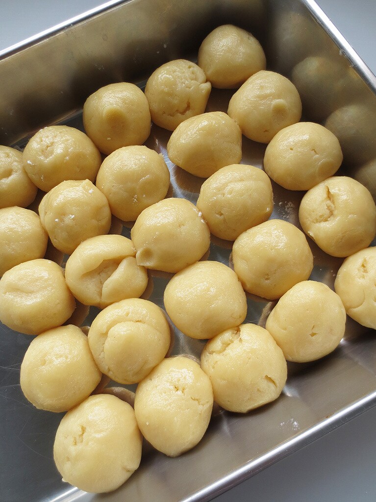 丸められた、はとむぎ粉入りの生地。