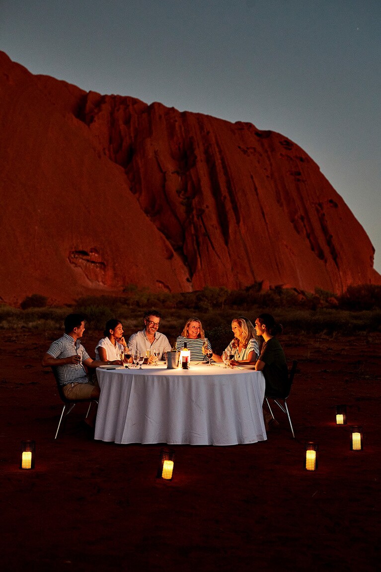ウルルを眺める野外ディナー「マイ・ウルル・ラ・イラ」。日本語ガイドによる先住民の神話や星空に関する解説付き。Photo：AAT Kings