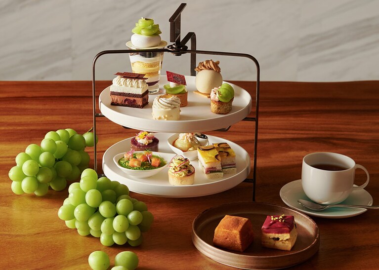 フォーシーズンズホテル東京大手町。39階の「THE LOUNGE」“シャインマスカットアフタヌーンティー” 平日 8,800円、週末・祝日 9,800円。