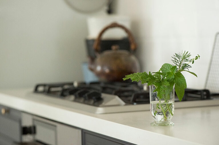 ダイニングテーブルに飾る場合は、背を低くして。