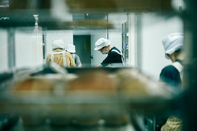 笑い声が聞こえる楽しそうな厨房。