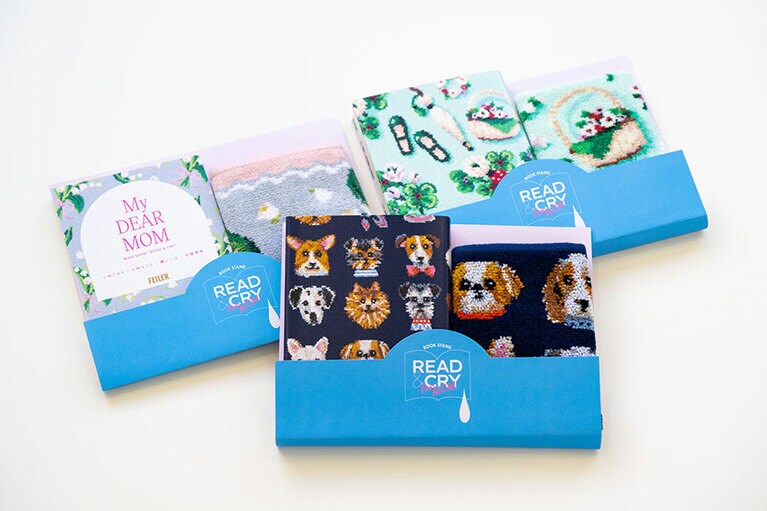 「本を読んで流す涙は、幸福な涙。そしてその涙をフェイラーのハンカチで拭えたら」。そんな思いから誕生した「FEILER -BOOKSTAND- READ & CRY」イベント。代官山 蔦屋書店にて、ハンカチとブックカバーをセットにして販売した。