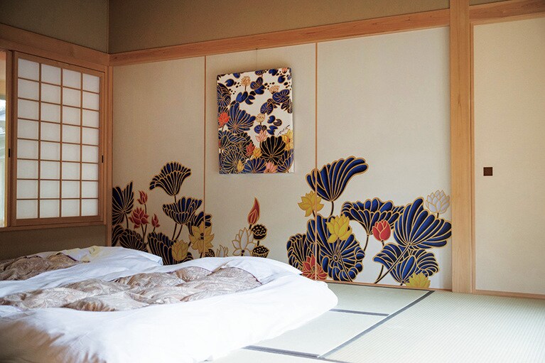 貴賓室に新しく描かれた木村英輝氏によるハスの襖絵。