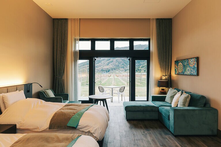【Winerystay TRAVIGNE】海を感じるブルーが基調の客室「いっかく」。Photo: Masahiro Shimazaki
