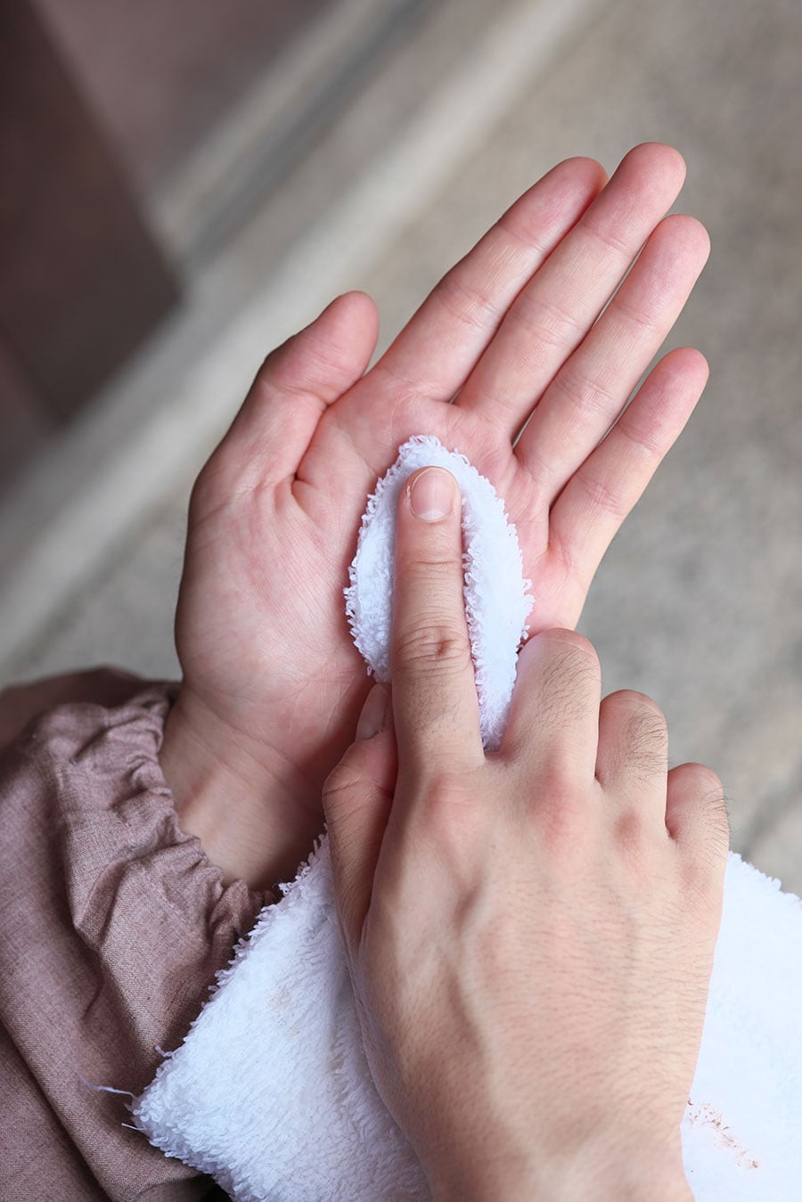 桟や隅を雑巾で拭う際は、雑巾の端に人差し指をあて、親指と中指で根元を軽く絞る。コツは、力まずに握ること(『比叡山大阿闍梨 心を掃除する』より)。