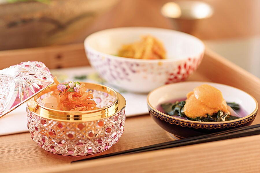 和洋折衷の気品ある料理を華やかな切子の器などでいただく「日本料理 節中」のコース。日光にまつわる食材を目の前で焼き上げる鉄板焼きも選べる。