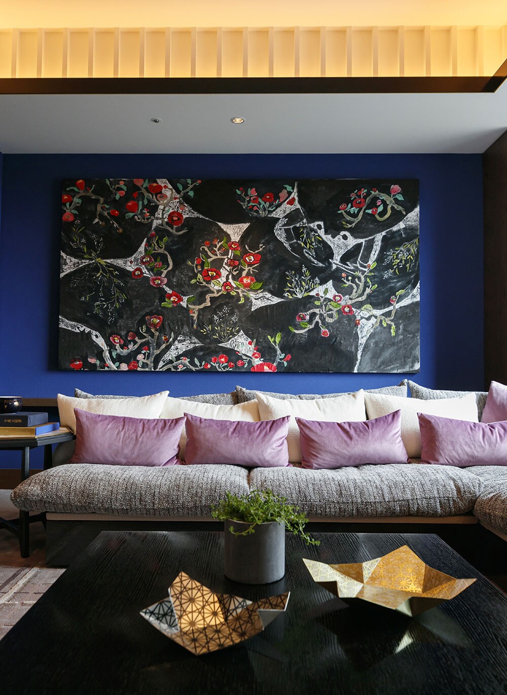 最も贅沢な客室“カナザワスイート”。鮮やかな群青の空間が印象的。
