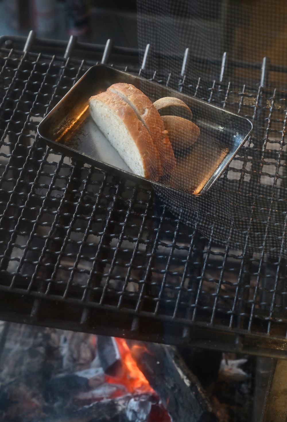 くるみとエントの自家製パンなども、焚火で燻してからテーブルに。