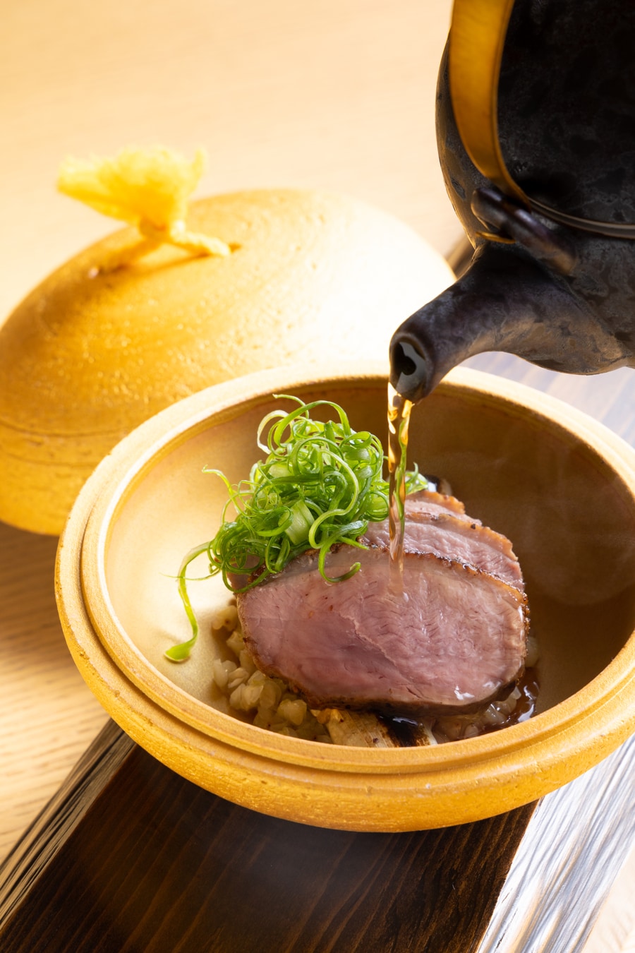 秋のシェフズテーブル (1名 35,420円 ペアリング付き) から、京名物・鴨そばを再構築した注目の一皿 “七谷鴨 南蛮 蕎麦”。
