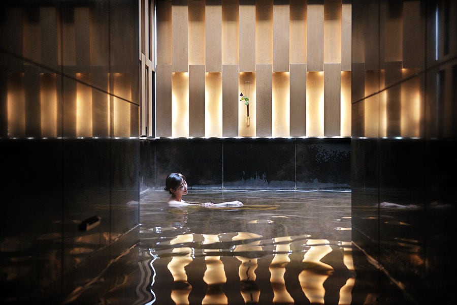 星のや東京は、都心の一等地に位置する日本旅館。温泉は塩化物強塩温泉で、保温効果が高いことが特徴。この温泉を活用して、体調を整える入浴タイミングなどを指南する。