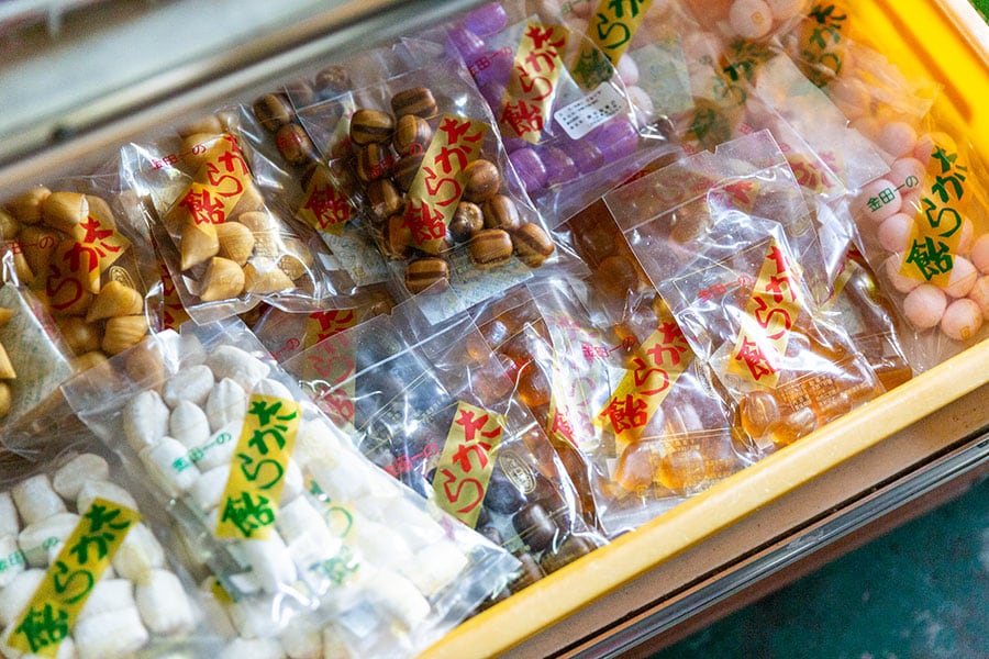 藤原商店の「たから飴」。水飴と砂糖をベースに、醤油やニッキ、甘酒など、いろいろな味がある。©安彦幸枝