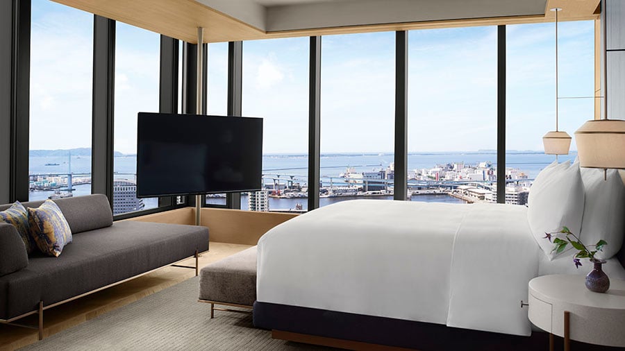 大きく取られた窓から博多湾を望む「プレジデンシャル スイート」。開放感抜群の客室が贅沢な滞在をかなえてくれる。